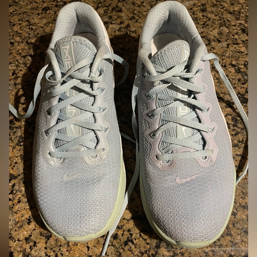 Nike Metcon size 8 - barely worn, in excellent condition!